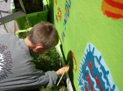 Un mur peint en vert